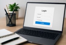 Realistyczne biurko z laptopem, notatkami i elementami pracy nad stroną internetową